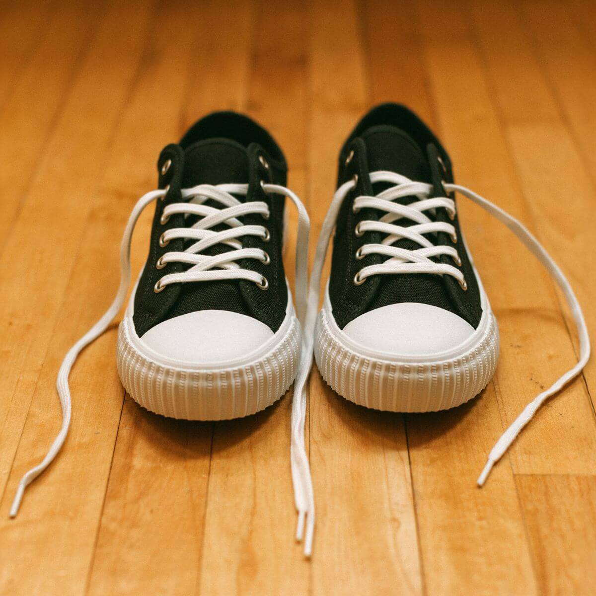 Low-top canvas sneakers black