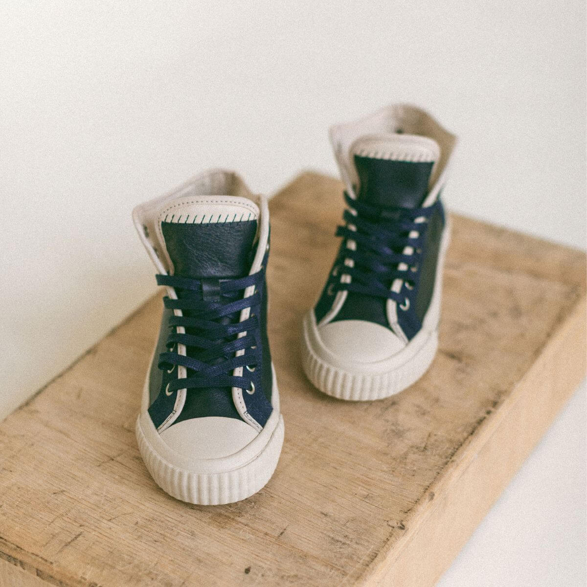 Leather retro classic navy shoes