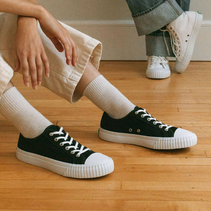 Low-top retro black sneakers