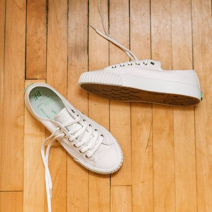 Center low-top white retro basketball sneaker
