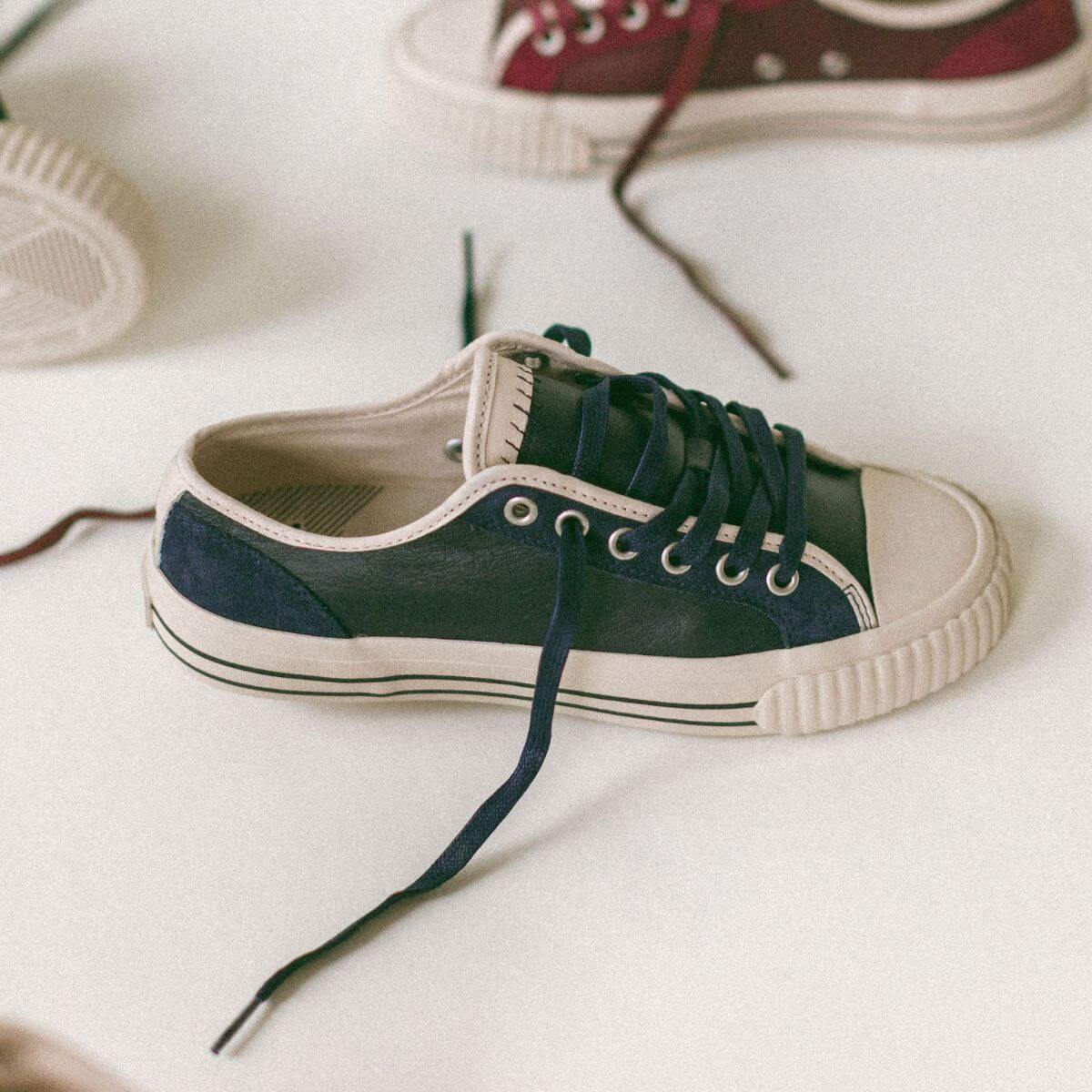 Low-top leather sneakers in blue