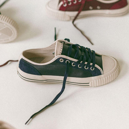 Low-top leather sneakers in blue