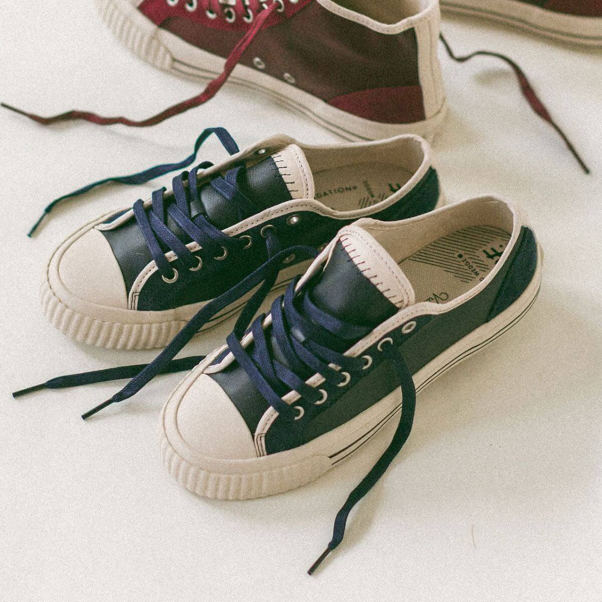 Low-top retro inspired blue sneakers
