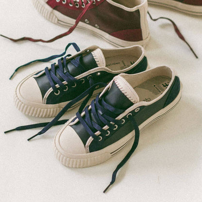 Low-top retro inspired blue sneakers