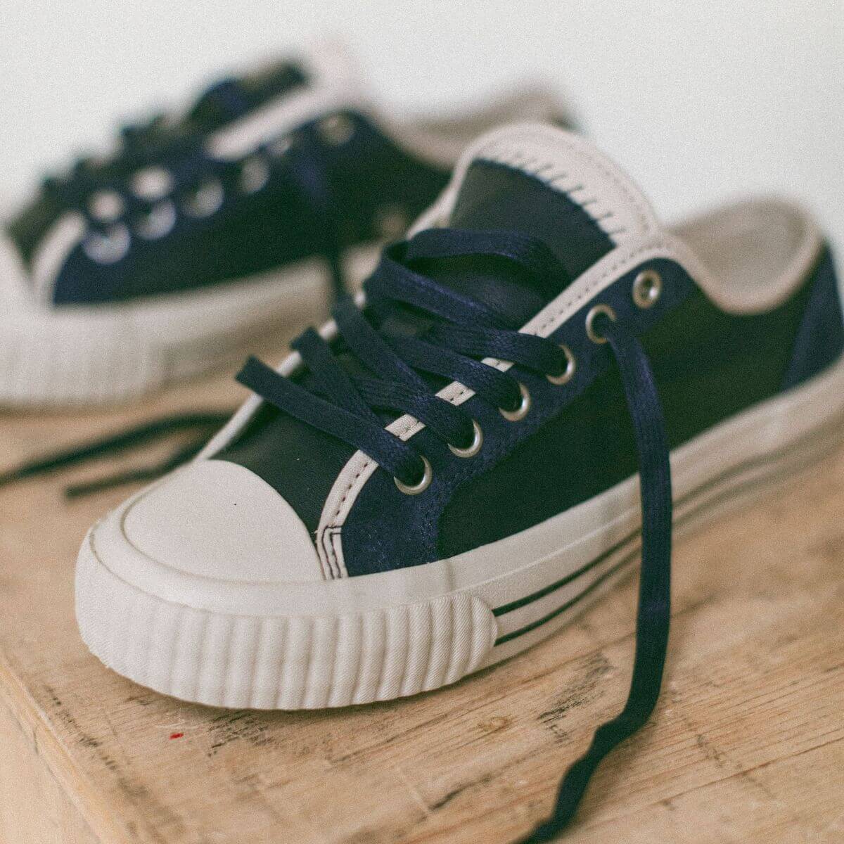 Blue low-top leather shoes