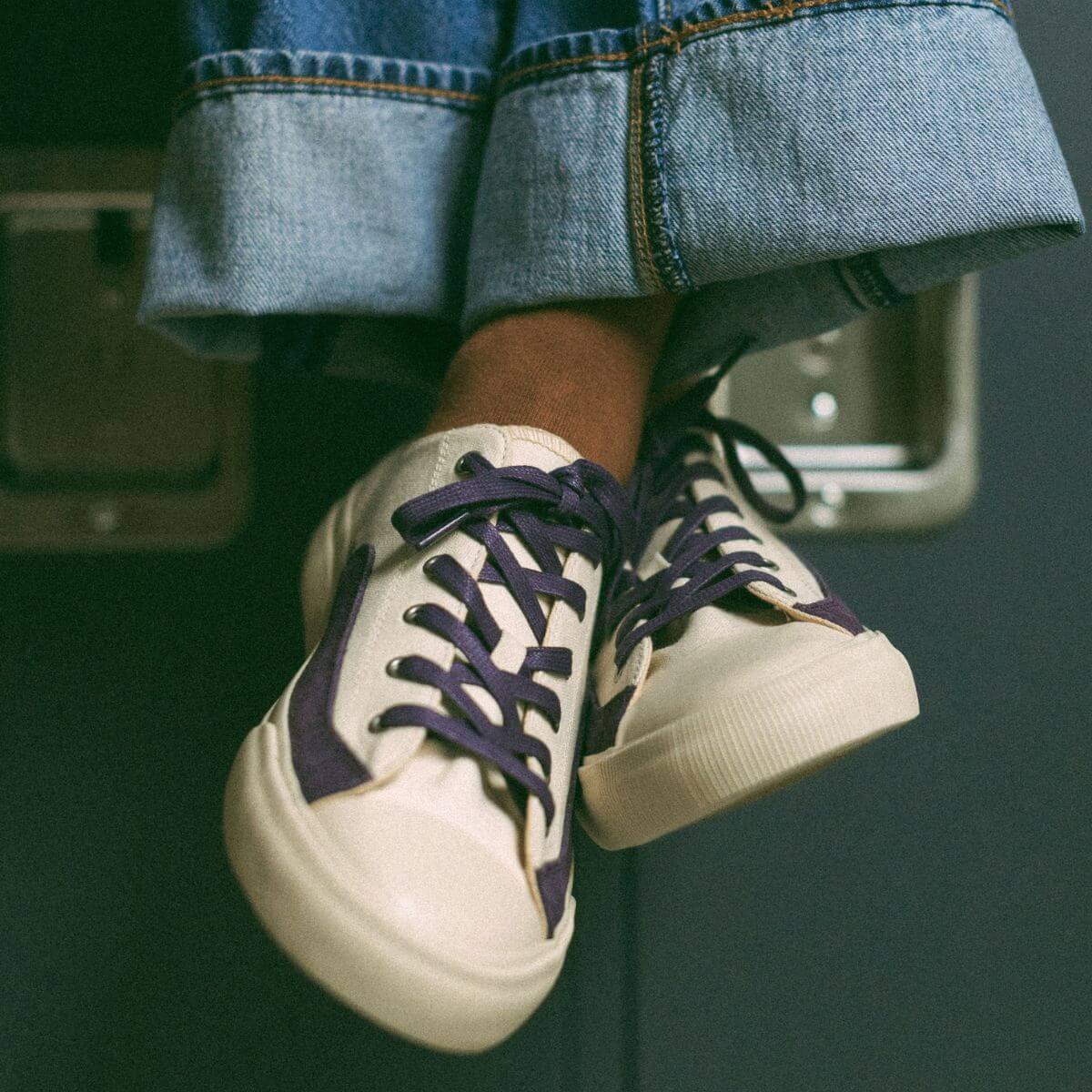 Purple low-cut sneakers