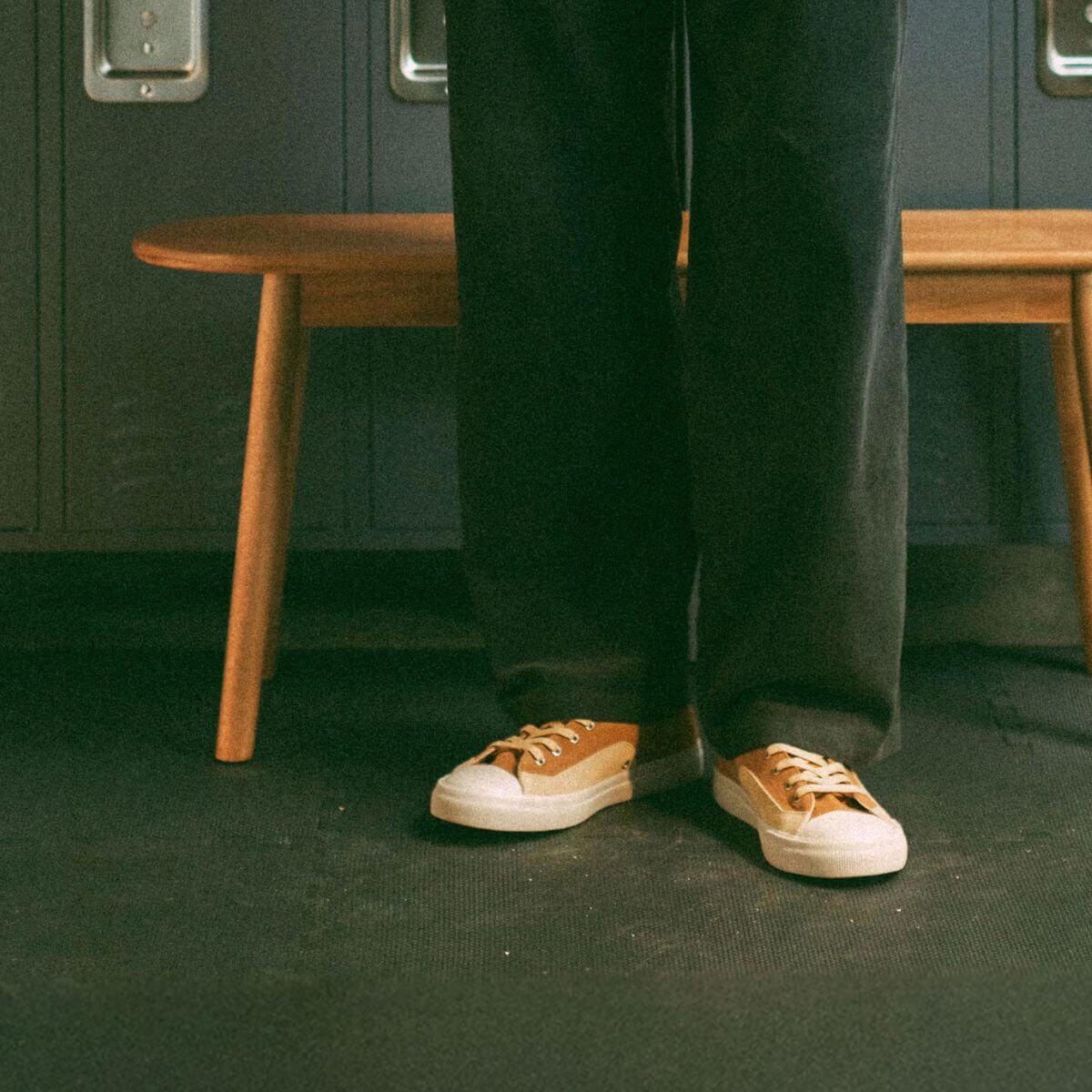 Gold low-cut shoes