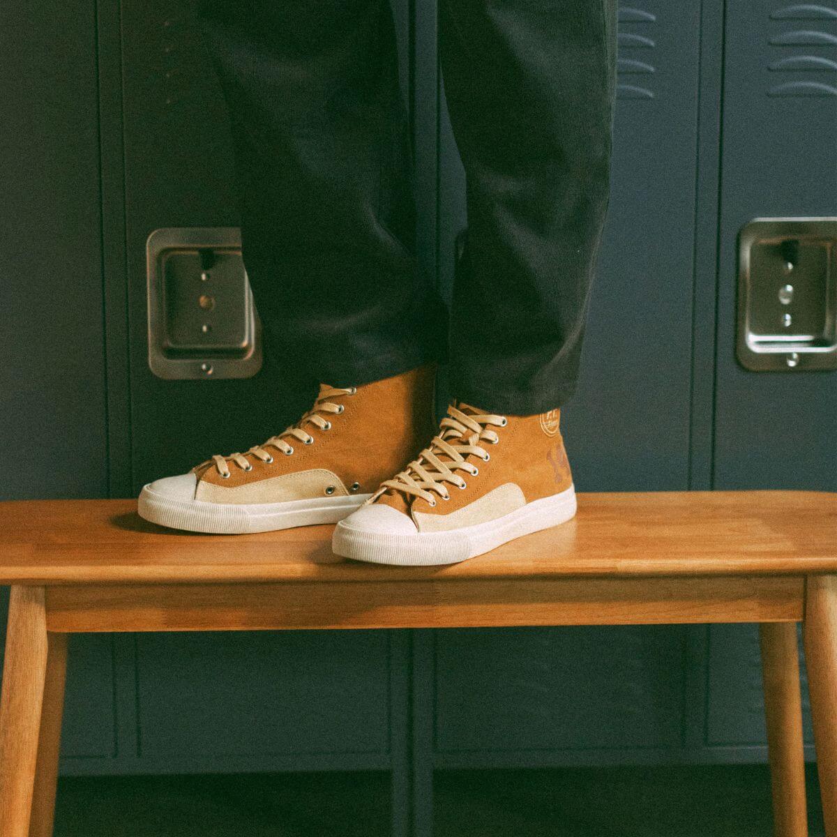 Gold retro inspired high-cut shoes